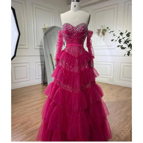 Vestido de noche elegante de corte A, escote corazón, hombros descubiertos, falda escalonada con cuentas, color fucsia. Ideal para fiestas y graduaciones. Modelo LA72035. 