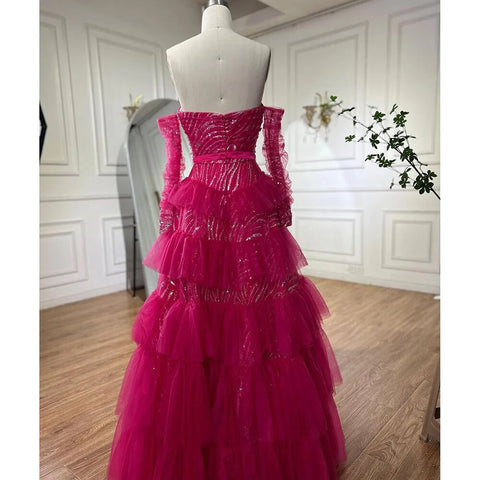 Vestido de noche elegante de corte A, escote corazón, hombros descubiertos, falda escalonada con cuentas, color fucsia. Ideal para fiestas y graduaciones. Modelo LA72035. 