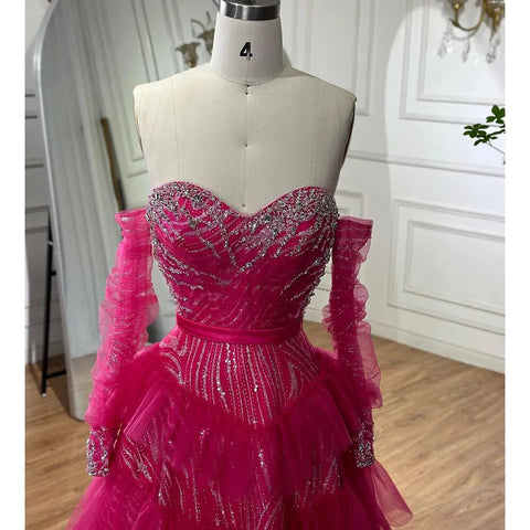 Vestido de noche elegante de corte A, escote corazón, hombros descubiertos, falda escalonada con cuentas, color fucsia. Ideal para fiestas y graduaciones. Modelo LA72035. 