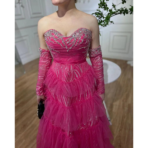 Vestido de noche elegante de corte A, escote corazón, hombros descubiertos, falda escalonada con cuentas, color fucsia. Ideal para fiestas y graduaciones. Modelo LA72035. 