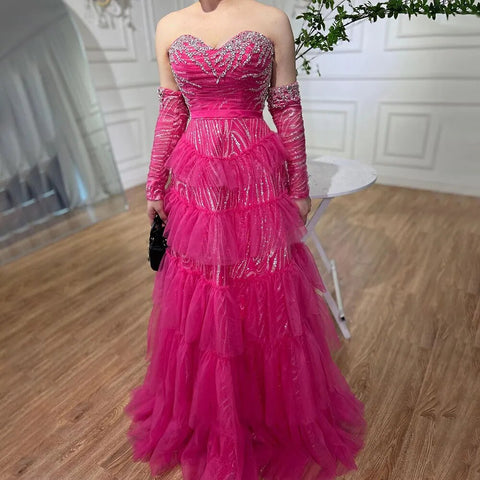Vestido de noche elegante de corte A, escote corazón, hombros descubiertos, falda escalonada con cuentas, color fucsia. Ideal para fiestas y graduaciones. Modelo LA72035. 