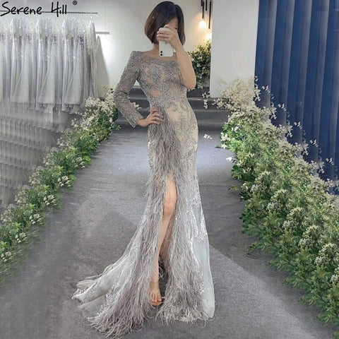 Robe de soirée sirène grise sexy à fente haute, asymétrique, avec perles et plumes, modèle LA70691, 2025 