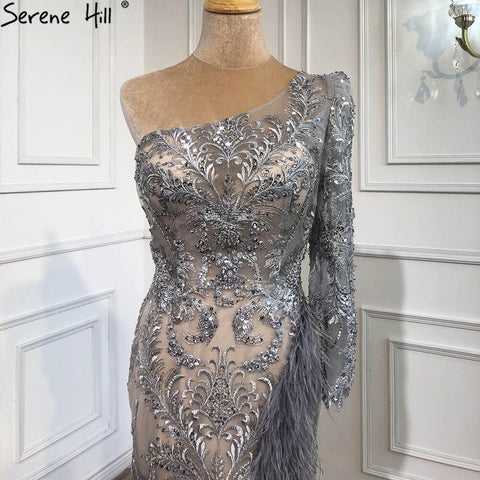 Robe de soirée sirène grise sexy à fente haute, asymétrique, avec perles et plumes, modèle LA70691, 2025 