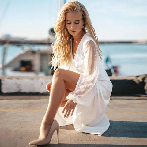 Vestido de novia sencillo y sexy con mangas abullonadas y cuello en V, pliegues y abertura lateral hasta los tobillos.