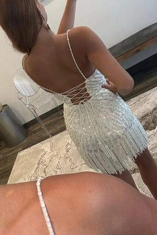 Vestido corto de fiesta ajustado con tirantes finos, espalda con cordones y detalles de pedrería.
