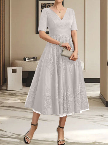Vestido de tul y encaje para la madre de la novia, corte en A, escote en V, largo hasta la rodilla, con pliegues