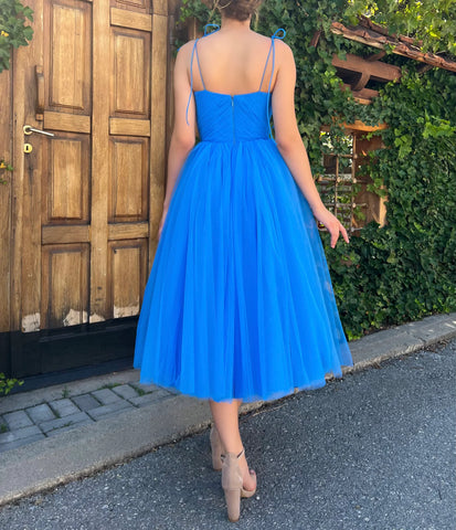 Vestido de fiesta midi con tirantes finos y escote corazón SYP186