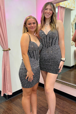 Vestido de fiesta azul marino ajustado tipo corsé con tirantes finos brillantes y pedrería