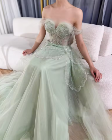 Robe de soirée vert sauge, coupe trapèze, épaules dénudées, en tulle orné de perles, Y8157