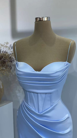 Vestido largo de noche azul sirena de satén con tirantes finos y pliegues, ideal para fiestas de bodas y eventos. Modelo Y4563