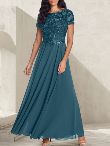 Vestido largo de corte A, color gris carbón, con escote redondo y detalles de pedrería, ideal para la madre de la novia.