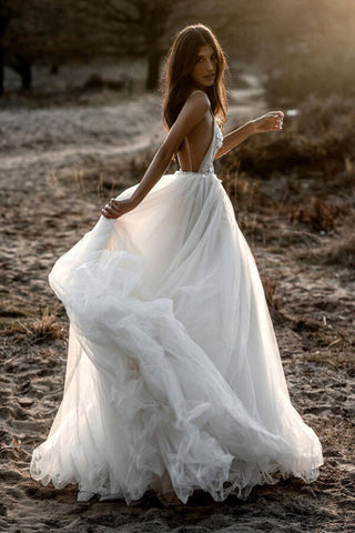 Vestidos de novia de tul, corte en A, escote en V profundo, espalda descubierta y tirantes finos