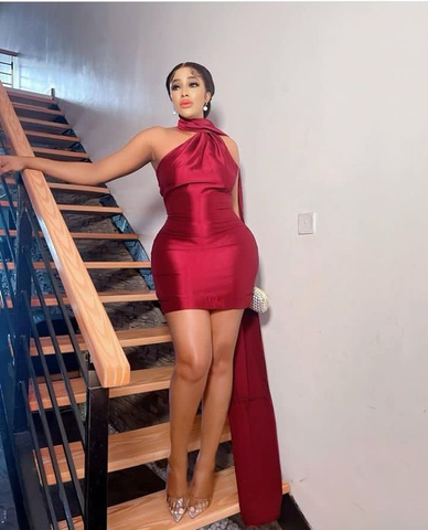 Vestido corto sexy con escote halter para fiesta de bienvenida Y5635