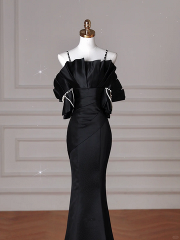 Robe de soirée sirène élégante en satin noir à fines bretelles spaghetti et épaules dénudées, modèle Y8641