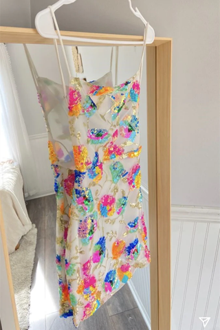 Vestido de fiesta de bienvenida blanco multicolor con lentejuelas, espalda descubierta y tirantes, corte tubo Y2798