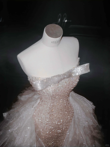 Precioso vestido largo de noche de corte sirena, de tul color champán, con lentejuelas y cuentas, modelo Y8658