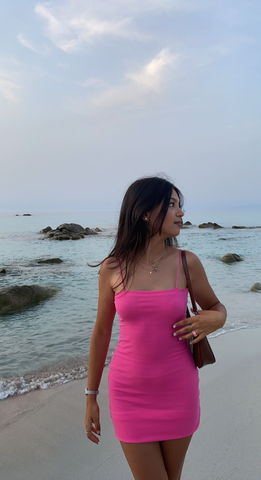 Vestido ajustado rosa fucsia con tirantes finos, sexy y ceñido, ideal para fiestas de bienvenida (Y2951)