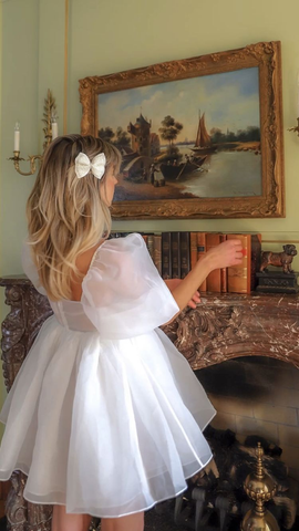 Vestido corto de tul blanco con escote cuadrado y mangas abullonadas Y2375