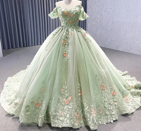 Vestido de quinceañera, baile de gala o evento especial, color verde matcha, con hombros descubiertos, apliques florales, espalda con cordones brillantes, escote barco, modelo Y2190