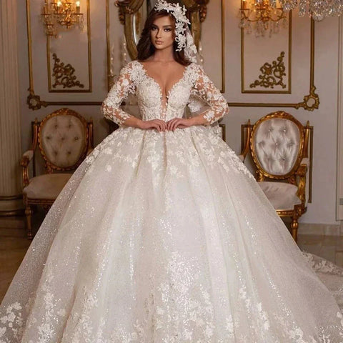 Robe de mariée vintage 2023 en dentelle, style princesse, ornée de perles, en tulle brillant, manches longues, ivoire, idéale pour un mariage à Dubaï. 
