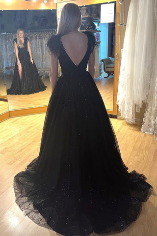 Robe de bal trapèze en tulle à sequins, col en V et fente.
