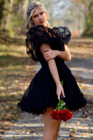 Robe de bal courte fuchsia à manches bouffantes et corset, coupe trapèze, ornée de volants