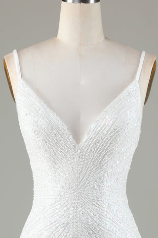 Robe de bal courte blanche scintillante à lacets dans le dos, ornée de perles et de pompons.