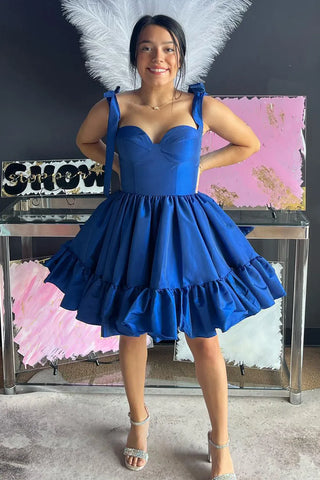 Vestido corto rosa fucsia de corte princesa con tirantes finos y fruncido, estilo princesa, corte en A