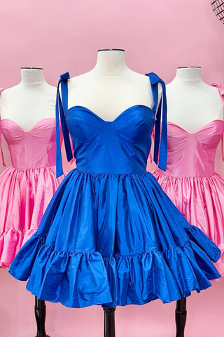 Vestido corto rosa fucsia de corte princesa con tirantes finos y fruncido, estilo princesa, corte en A