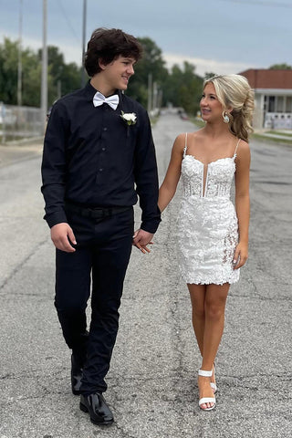 Vestido corto de fiesta ajustado de lentejuelas con tirantes finos y espalda cruzada.