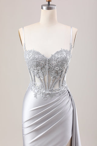 Robe de bal longue sirène en satin argenté à fines bretelles spaghetti et corset ornée d'appliques