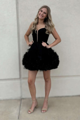 Vestido de fiesta de bienvenida con corsé, tirantes finos, falda escalonada de tul y corte princesa con volantes.