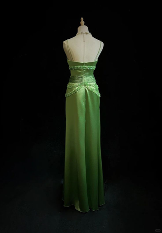 Vestido de noche de satén verde elegante con tirantes finos y cuentas, modelo Y8555