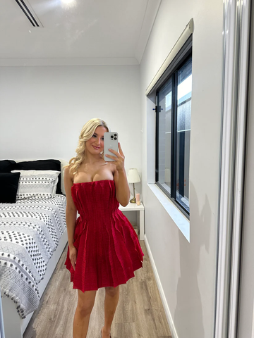 Vestido corto de fiesta de bienvenida, corte en A, rojo, sin tirantes y con volantes, modelo Y8004