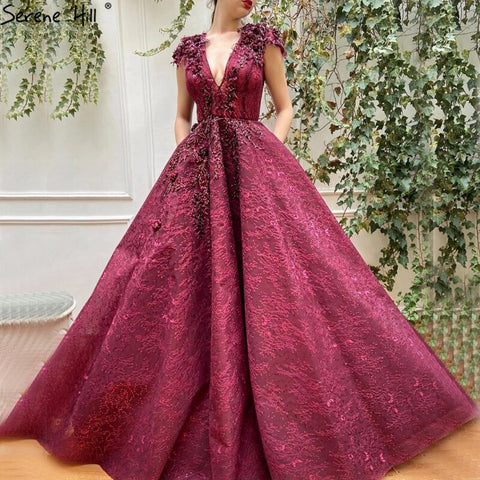 Wein Rot A-Line Spitze Sexy Abendkleider 2025 V-ausschnitt Ärmellose Handgemachte Blumen Formal Kleid Ruhigen Hill LA70508