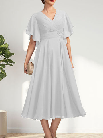 Vestido de corte A, escote en V, largo té, de gasa, para la madre de la novia, con plisados ​​y cuentas.