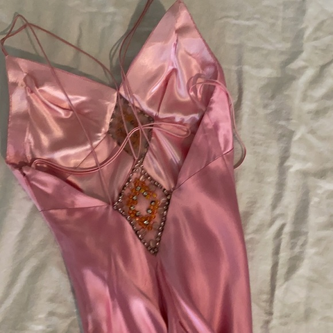 Precioso vestido de noche largo de satén rosa con tirantes finos y cuentas, modelo Y8216