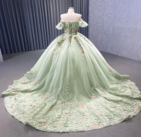 Vestido de quinceañera, baile de gala o evento especial, color verde matcha, con hombros descubiertos, apliques florales, espalda con cordones brillantes, escote barco, modelo Y2190