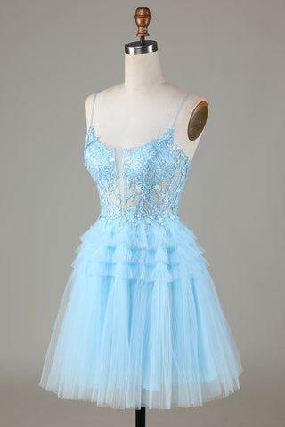 Robe de bal courte bleue à paillettes, coupe trapèze, bretelles spaghetti et appliques.