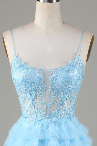 Robe de bal courte bleue à paillettes, coupe trapèze, bretelles spaghetti et appliques.