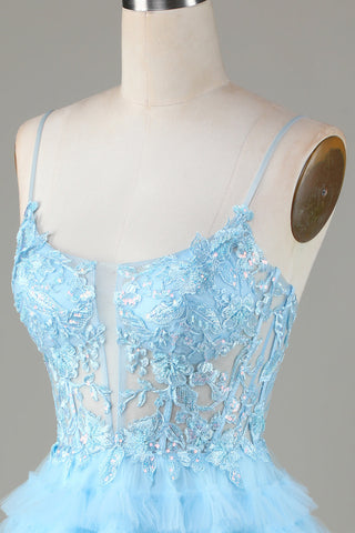 Robe de bal courte bleue à paillettes, coupe trapèze, bretelles spaghetti et appliques.