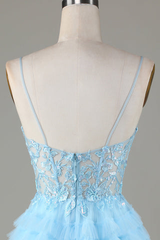 Robe de bal courte bleue à paillettes, coupe trapèze, bretelles spaghetti et appliques.
