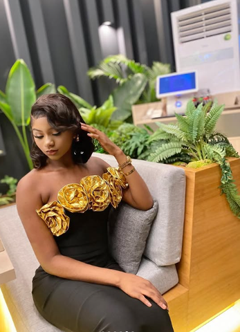 Precioso vestido largo de noche negro con hombros descubiertos y flores, estilo sirena, modelo Y8476