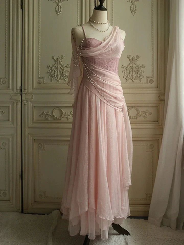 Robe de soirée longue en mousseline rose poudré à fines bretelles et décolleté en cœur, ornée de perles Y8290
