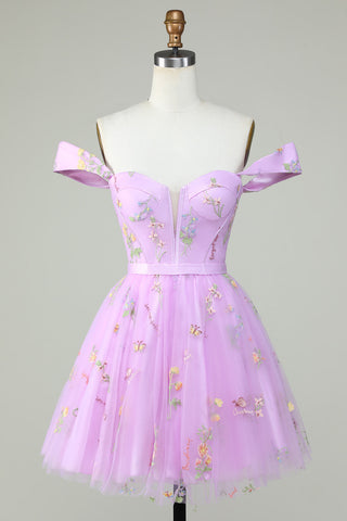 Robe courte violette à décolleté cœur et coupe trapèze, ornée de broderies.