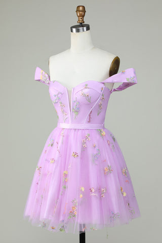 Robe courte violette à décolleté cœur et coupe trapèze, ornée de broderies.