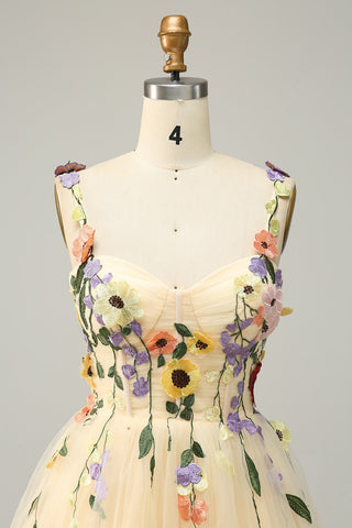 Vestido corto de fiesta de bienvenida color champán, corte en A, tirantes finos y apliques