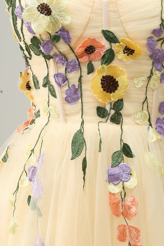 Vestido corto de fiesta de bienvenida color champán, corte en A, tirantes finos y apliques