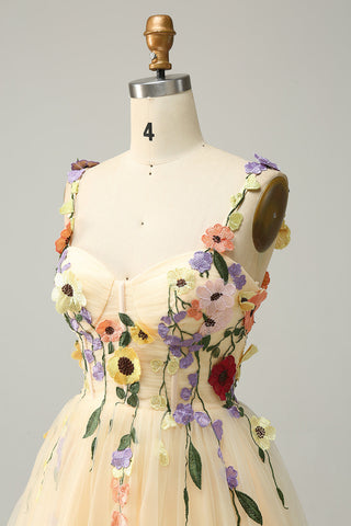 Vestido corto de fiesta de bienvenida color champán, corte en A, tirantes finos y apliques