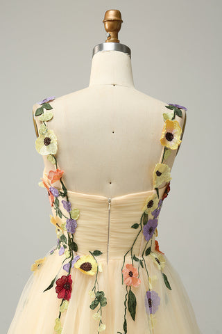 Vestido corto de fiesta de bienvenida color champán, corte en A, tirantes finos y apliques